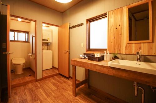 Kurita的住宿－1日1組限定 プライベート空間 古民家貸切コテージとけい，一间带水槽和卫生间的浴室