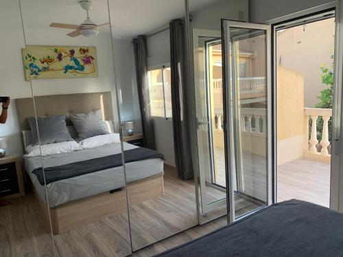 una camera con letto e parete in vetro di Villa Thierryanet ad Alicante