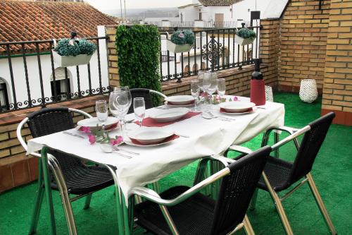 コルドバにあるBalcones De San Fernandoのパティオ(白いテーブル、椅子、ガラス付)