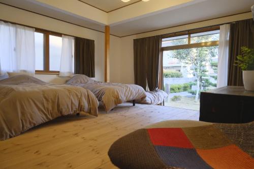 A bed or beds in a room at 1日1組限定 プライベート空間 古民家貸切コテージとけい