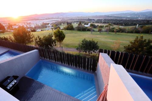 una piscina al lado de una casa en Casa Melocotón - Designhouse mit privatem Pool, direkt am Golfplatz, en Caleta de Vélez