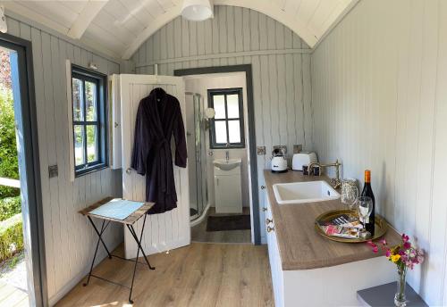 een kleine keuken met een wastafel en een aanrecht bij Lilac Hut Shepherds Hut in Tower Bridge