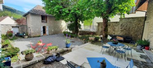 a patio with a table and chairs in a yard at Les Vagabonds du Mont in Chichilianne