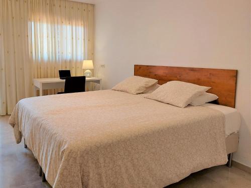 En eller flere senge i et værelse på Casa Tauro Golf - Luxury chalet with sea view