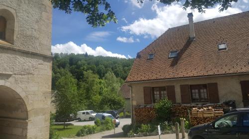 a house with cars parked in a parking lot at Les Vagabonds du Mont in Chichilianne