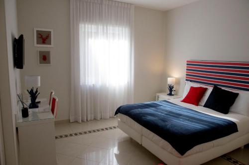 A bed or beds in a room at Sorrento ResArt Suite