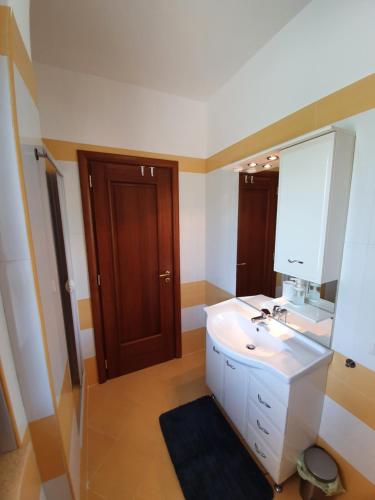 A bathroom at Home 123