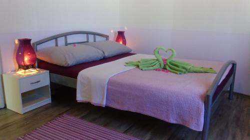 - une chambre avec 2 lits et une table de nuit avec une lampe dans l'établissement Elena Mare, à Novi Vinodolski