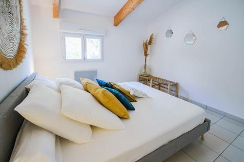 Katil atau katil-katil dalam bilik di Résidence de Luxe 4 étoiles à Pietralba, 4 logements piscine chauffée BALAGNE