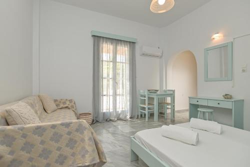 een woonkamer met een bank en een tafel bij Naxian Garden of Senses in Agia Anna Naxos