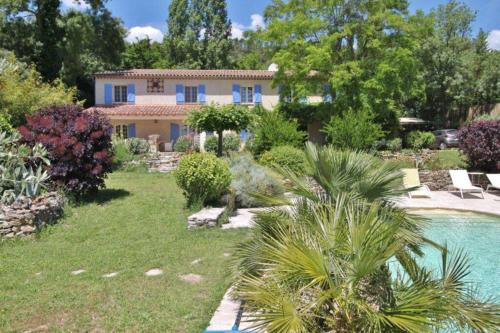a house with a garden and a swimming pool at bastide derroc in Cotignac