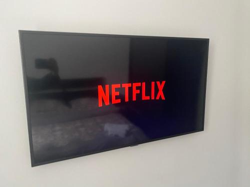 a picture of a netflix sign on a wall at Medias Cozy Studio in Mediaş