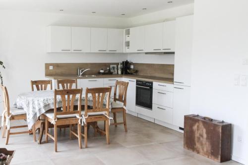 Kuchyň nebo kuchyňský kout v ubytování Wunderschöne, helle 3-Zi-Whg mit großem Balkon