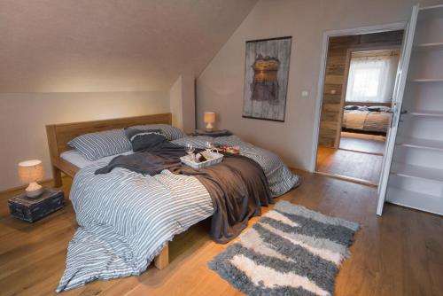 1 Schlafzimmer mit 2 Betten und einem Teppich in der Unterkunft CHATAUDEDKA sk in Hrabušice
