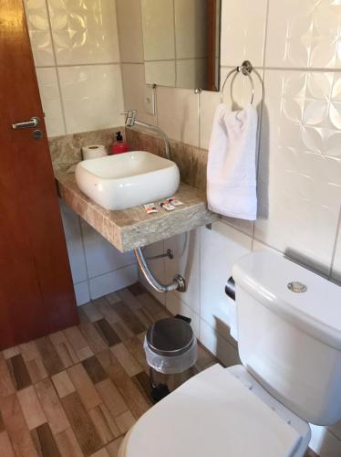 Bilik mandi di Pousada Ipê da Serra