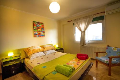 Ένα ή περισσότερα κρεβάτια σε δωμάτιο στο Paralia Platanou seaview house