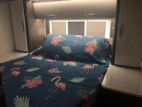 Giường trong phòng chung tại Prachtige mobilhome in Spanje te huur, staat klaar aan de luchthaven van Alicante
