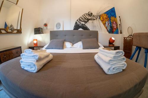 sypialnia z dużym łóżkiem z ręcznikami w obiekcie MR SQUARE apartment w Katanii