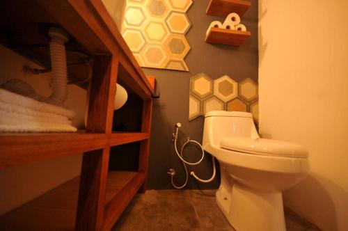 a bathroom with a toilet in a room at Pura vida in Chuy