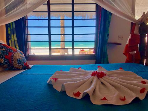 1 dormitorio con 1 cama y vistas a la torre Eiffel en Simba Beach Zanzibar, en Kiwengwa