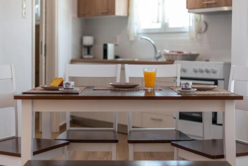 Η κουζίνα ή μικρή κουζίνα στο Holiday Home Triovasalos Milos