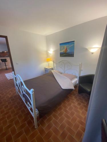 Ένα ή περισσότερα κρεβάτια σε δωμάτιο στο Charmant appartement au cœur du village