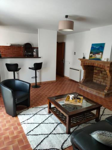 un salon avec une table basse et une cheminée dans l'établissement Charmant appartement au cœur du village, à Tourrettes-sur-Loup