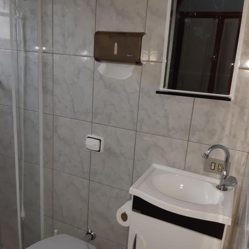 a bathroom with a toilet and a sink at SILVÉRIOS Suítes DA MONTANHA in Campos do Jordão