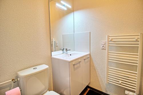 une salle de bain avec toilettes, lavabo et miroir dans l'établissement Studio très récent au cœur des Minimes avec linge fourni, à La Rochelle