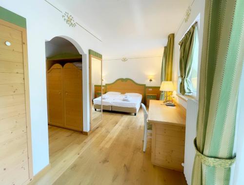 Postel nebo postele na pokoji v ubytování Alledolomiti Boutique Lake Hotel - Adults friendly