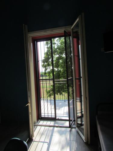 an open door with a view of a yard at Sala dell Estate Guest House in Secchia