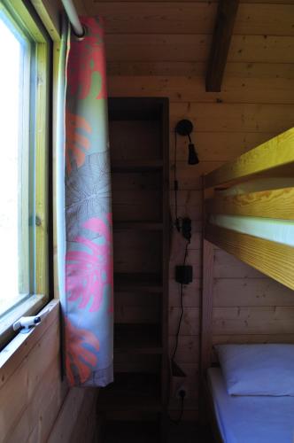 a room with two bunk beds and a window at Maison Glaz in Gâvres