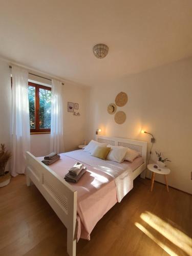 sypialnia z dużym łóżkiem i oknem w obiekcie HOLIDAY HOME "MARIJANA" w mieście Ližnjan