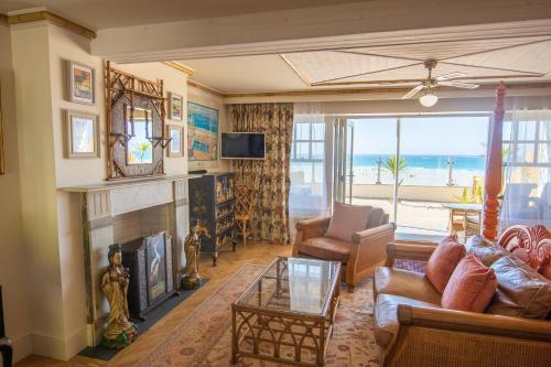 Gallery image ng Tolcarne Beach Colonial Restaurant and Rooms sa Newquay