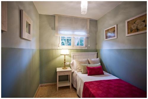 Giường trong phòng chung tại BINI SEGUI · Villa amplia 12 pax · 6 hab · 4 baños · Piscina privada