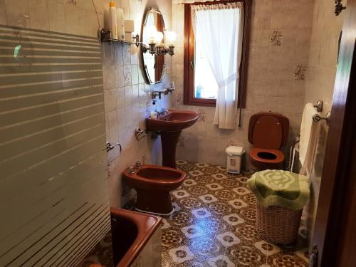 a bathroom with two sinks and a toilet and a window at Fondu La Llosa - Casita cerca de Gijón in Villaviciosa