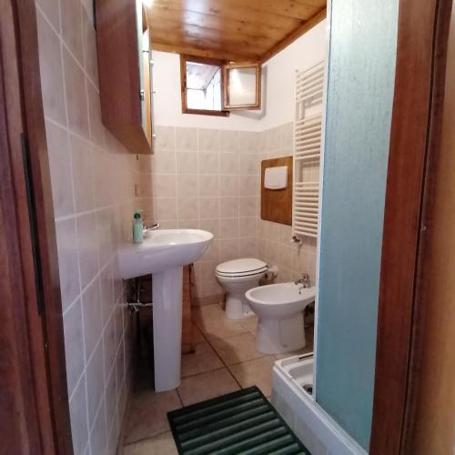 a bathroom with a sink and a toilet at Piazzetta Del Forno - Monolocale in Assergi