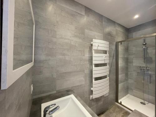 a bathroom with a shower and a bath tub at La rose trémière in Rivedoux-Plage