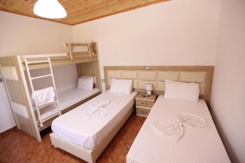 Ένα ή περισσότερα κρεβάτια σε δωμάτιο στο Vila Riza Veliu
