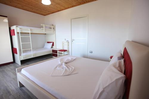 Ένα ή περισσότερα κρεβάτια σε δωμάτιο στο Vila Riza Veliu