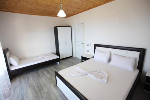 Ένα ή περισσότερα κρεβάτια σε δωμάτιο στο Vila Riza Veliu