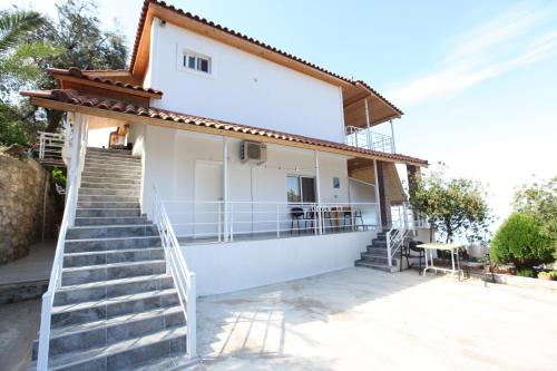 Το κτήριο όπου στεγάζεται  το ξενοδοχείο διαμερισμάτων