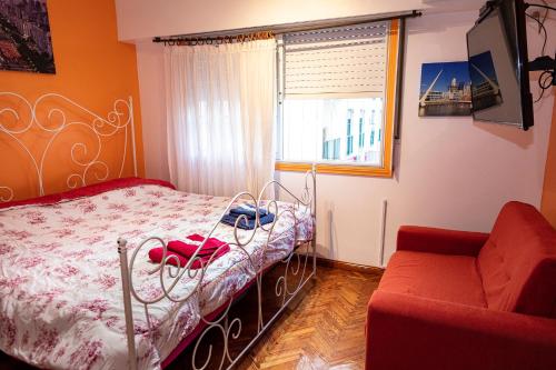 1 dormitorio con cama, sofá y ventana en Palermo en Buenos Aires