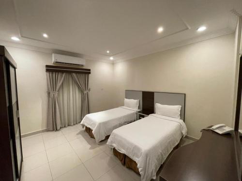 Un pat sau paturi într-o cameră la Al-Fakhamah Hotel Apartments - Families Only