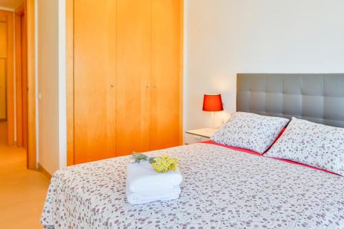 Ένα ή περισσότερα κρεβάτια σε δωμάτιο στο Apartaments Les Palmeres Coma-ruga