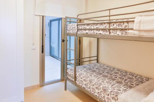 Postel nebo postele na pokoji v ubytování Apartaments Les Palmeres Coma-ruga