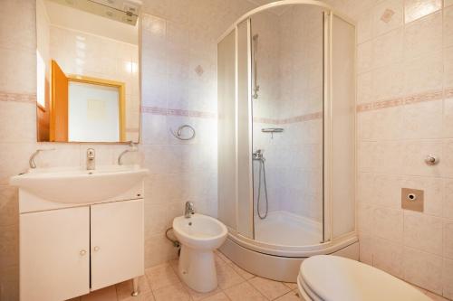 Charming Seafront Stay at Villa Mara