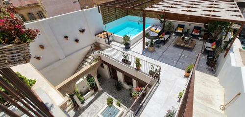 uma vista superior de uma casa com piscina em Murallas de Jayrán Hotel Boutique em Almería