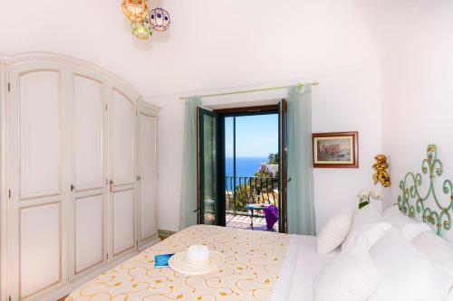 um quarto com uma cama e vista para o oceano em Villa La Leonessa em Positano