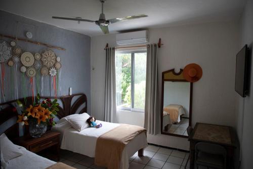 um quarto com uma cama e um espelho grande em Departamento céntrico, perfectamente ubicado, dos habitaciones em Cancún